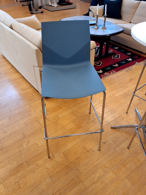 Cafe/mødebord med 3 høj stole